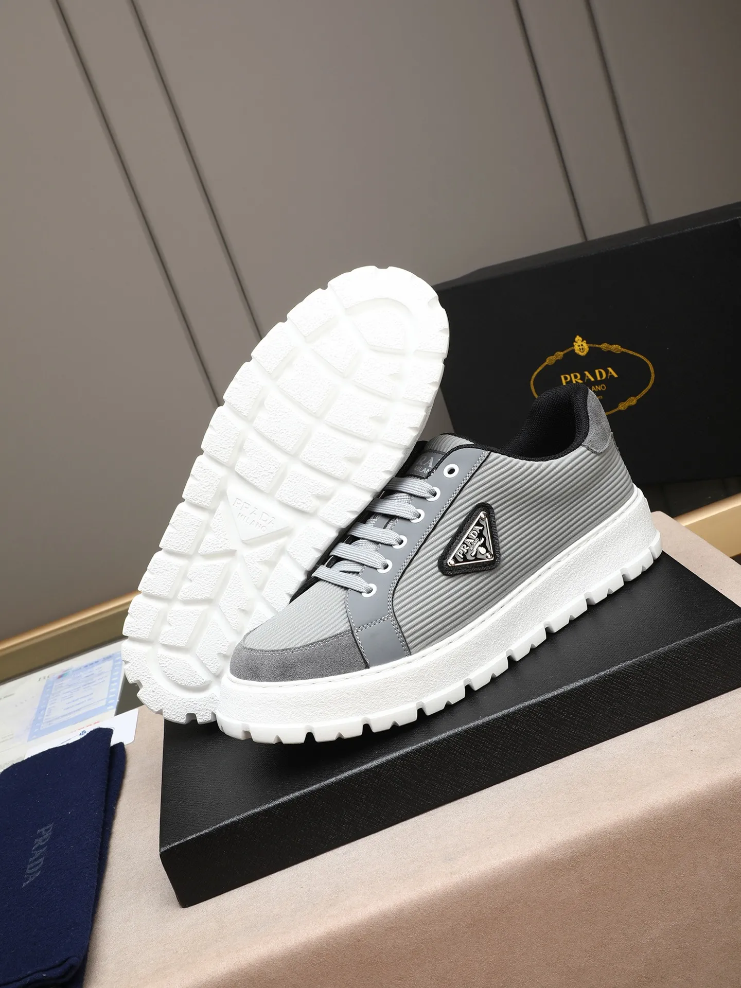 Men's Men's Shoes 💰440 Prada/Prada Men's new casual shoes, this sports shoe is made of imported calfskin upper with breathable mesh and breathable mesh lining. The foot pads are made of sheepskin, and the outsole is made of non-slip sports exclusive rubber outsole with logo. It feels good on the feet and is a fashionable item! Size: 38-44 (45 customized)
